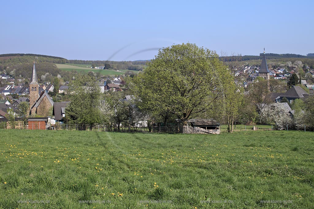 Wilnsdorf, Blick auf den Ort mit der katholischen und evangelischen Kirche in Fruehlungslandschaft; Wilnsdorf view onto the village with the catholic and evangelic town churches in springtime landscape