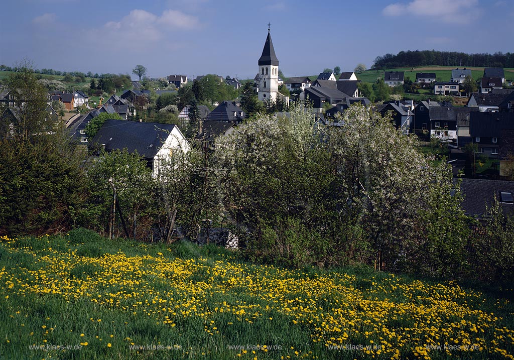 Wilnsdorf, Kreis Siegen-Wittgenstein, Siegerland, Blick auf Ort im Frhling, Fruehling