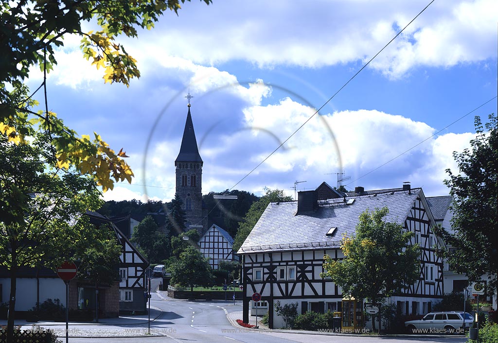 Wilnsdorf, Kreis Siegen-Wittgenstein, Siegerland, Blick auf Kirche und Fachwerkhuser, Fachwerkhaeuser