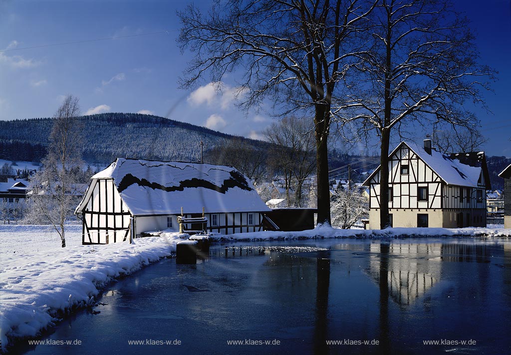 Niederdielfen, Wilnsdorf, Kreis Siegen-Wittgenstein, Siegerland, Blick auf Mhle, Muehle mit Teich, Muehlteich, Mhlteich im Winter