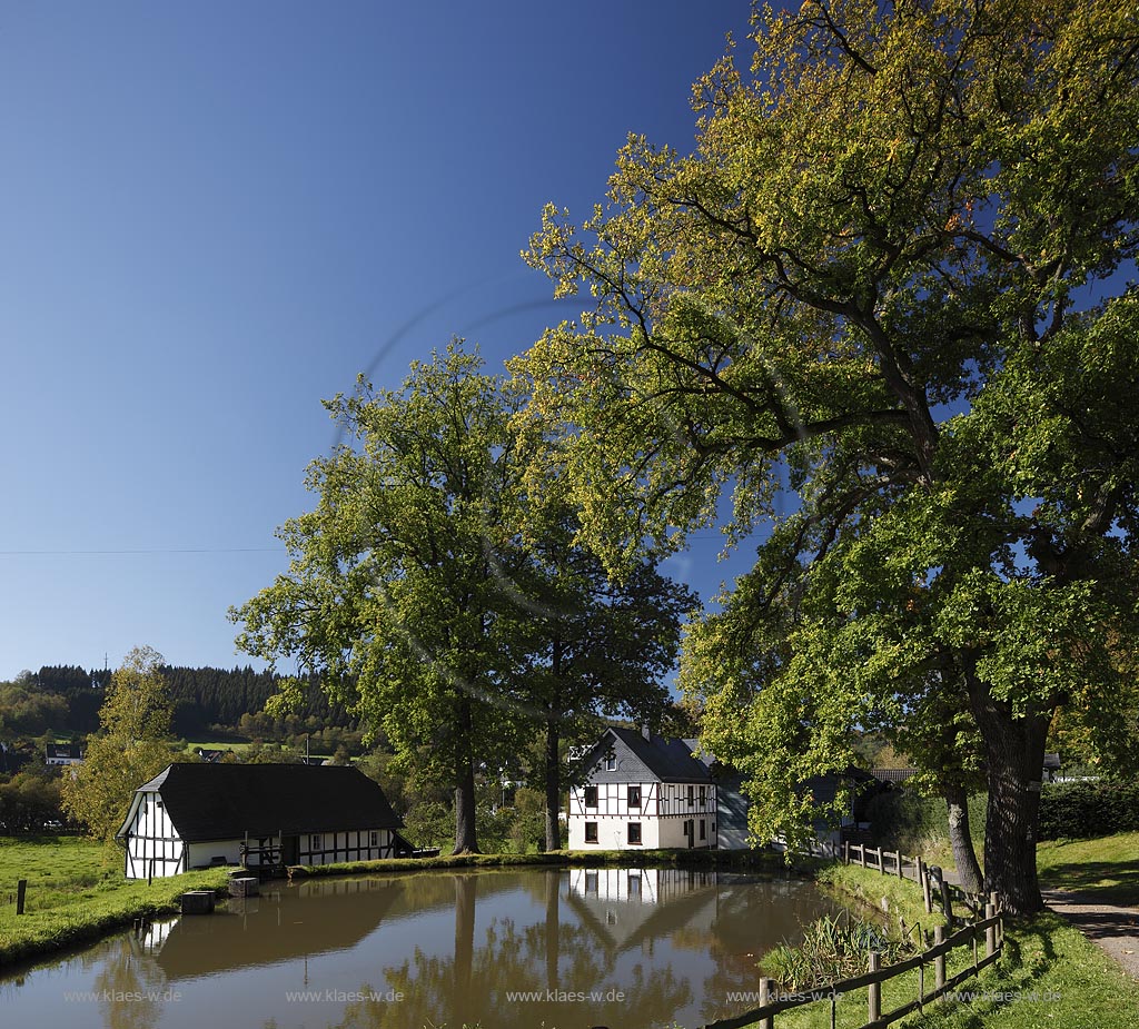 Wilnsdorf Niederdielfen, Blick auf die Muehkle mit Muehlenteich, welche in den Jahren 1992/93 funktionstuechtig restauriert wurde und bei Gelegenheit mehrere Male im Jahr in Betrieb besichtigt werden kann;