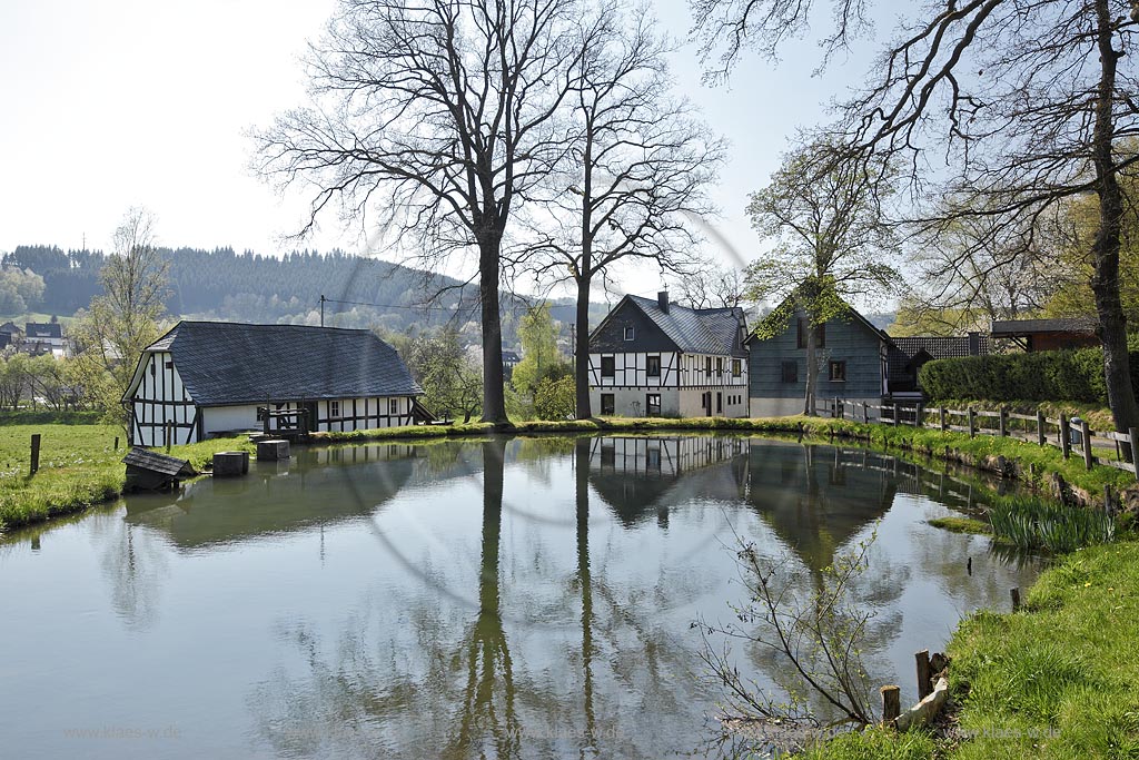 Wilnsdorf Niederdielfen Wassermuehle.  Die landschaftlich schn gelegene Niederdielfener Wasseruehle mit Muehlenweiher und -graben ist ein Paradebeispiel fr die Muehlentechnik zu Beginn des 18. Jahrhunderts; Wilnsdorf Niederdielfen, half timbered framework watermill with pond