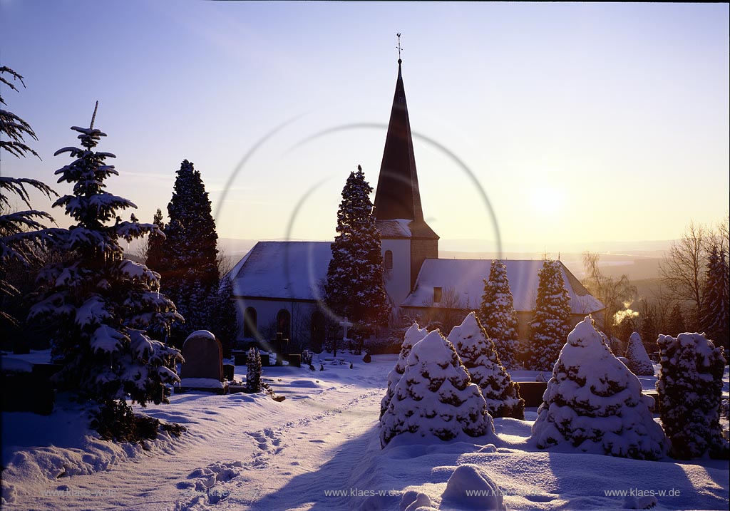 Wilnsdorf, Kreis Siegen-Wittgenstein, Siegerland, Blick auf Pfarrkiche Roedgen, Rdgen in Schneelandschaft, Simultankirche