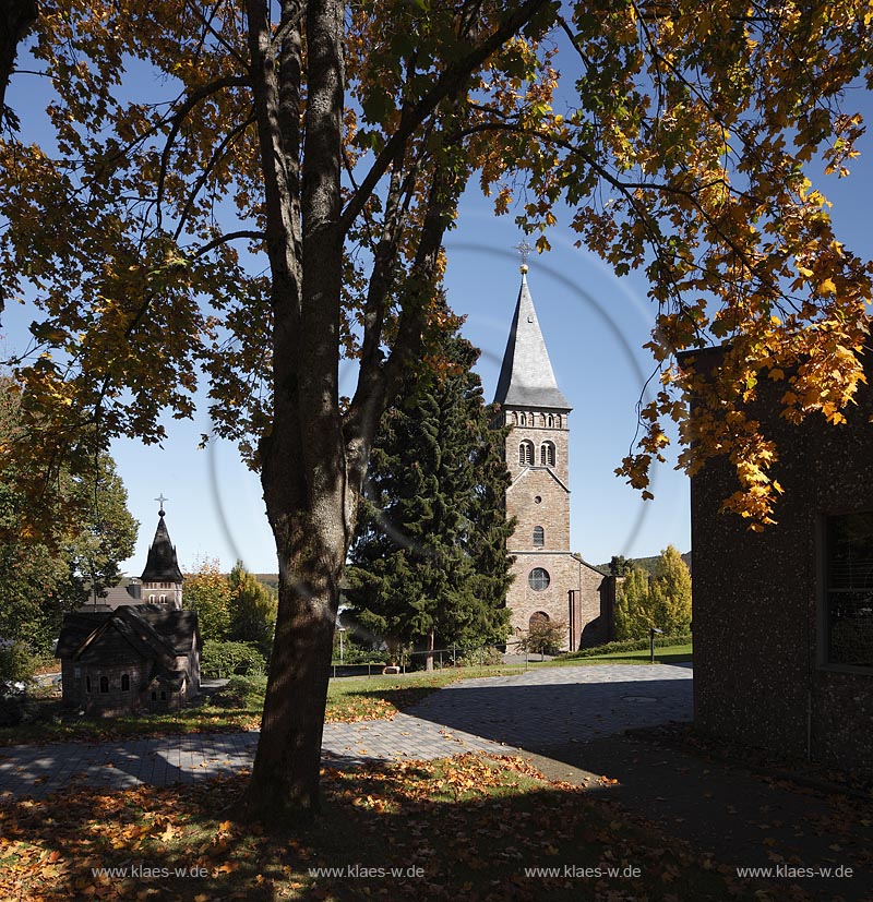 Wilnsdorf, der 36 Meter hohe alte Kirchturm der katholische Kirche St. Martinus  Der Kirchturm an der Nordostseite ist 36 m hoch. Er wurde nach seiner Restaurierung 1997 unter Denkmalschutz gestellt;