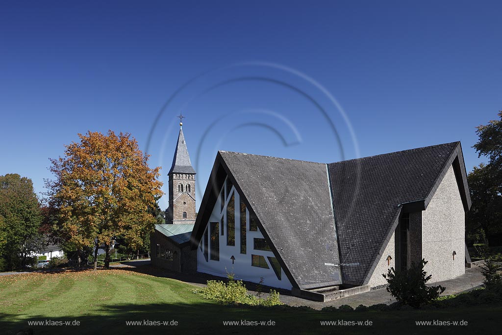 Wilnsdorf, die katholische Kirche St. Martinus Wilnsdorf von 1972 mit dem erhaltenen 36 Meter hohen Kirchturm der alten Kirche aus dem jahre 1889. Er wurde nach seiner Restaurierung 1997 unter Denkmalschutz gestellt;