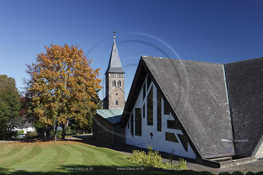 Wilnsdorf, die katholische Kirche St. Martinus Wilnsdorf von 1972 mit dem erhaltenen 36 Meter hohen Kirchturm der alten Kirche aus dem jahre 1889. Er wurde nach seiner Restaurierung 1997 unter Denkmalschutz gestellt;