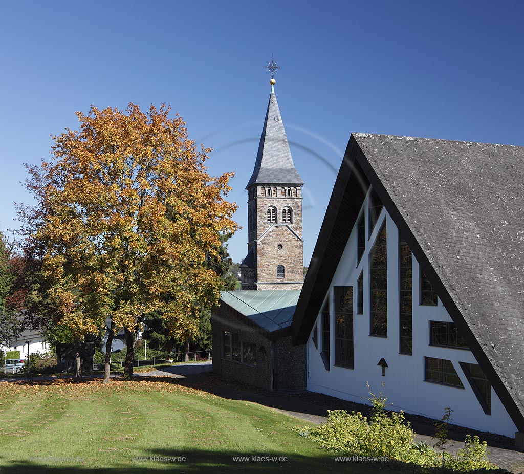 Wilnsdorf, die katholische Kirche St. Martinus Wilnsdorf von 1972 mit dem erhaltenen 36 Meter hohen Kirchturm der alten Kirche aus dem jahre 1889. Er wurde nach seiner Restaurierung 1997 unter Denkmalschutz gestellt;