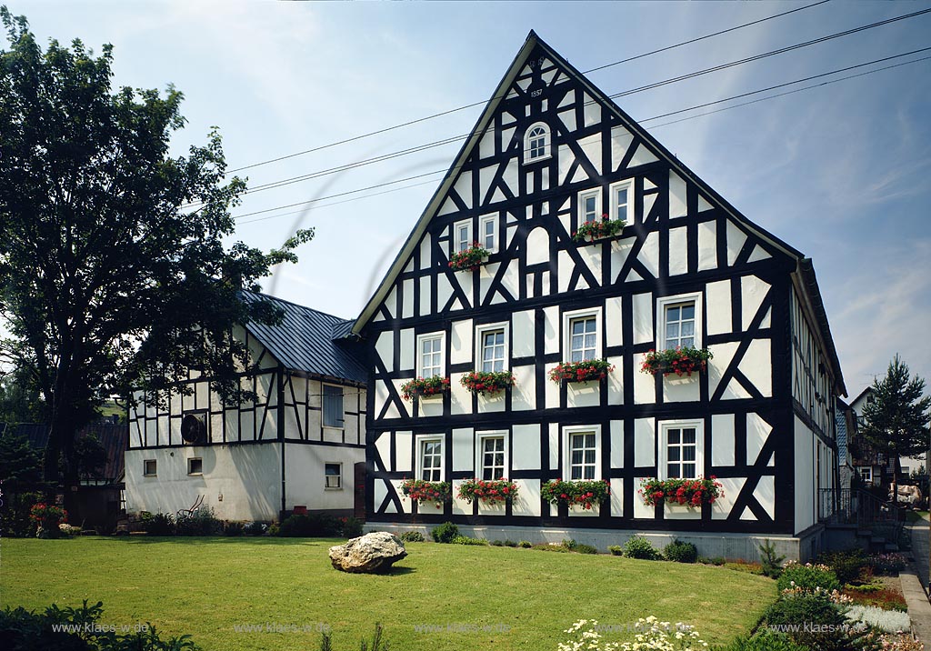 Wingeshausen, Bad Berleburg, Kreis Siegen-Wittgenstein, Siegerland, Blick auf Fachwerkhof, Fachwerkhaus im Sommer