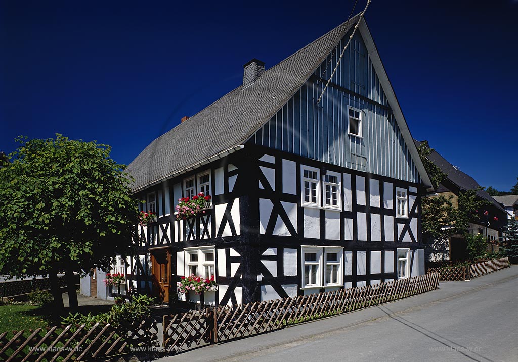 Wunderthausen, Bad Berlebach, Kreis Siegen-Wittgenstein, Siegerland, Blick auf Fachwerkhaus im Sommer