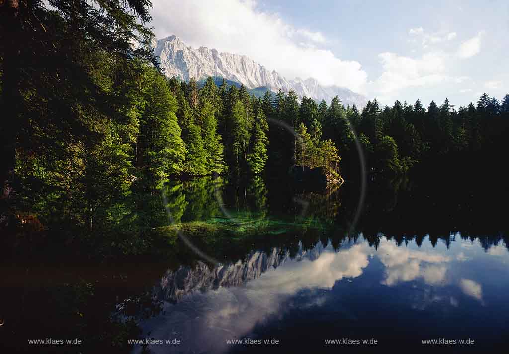 Badersee, Grainau, Landkreis Garmisch-Partenkirchen, Regierungsbezirk Oberbayern, Werdenfelser Land, Blick auf See mit Spiegelbild, Baeumen am Ufer und Sicht zur Zugspitze