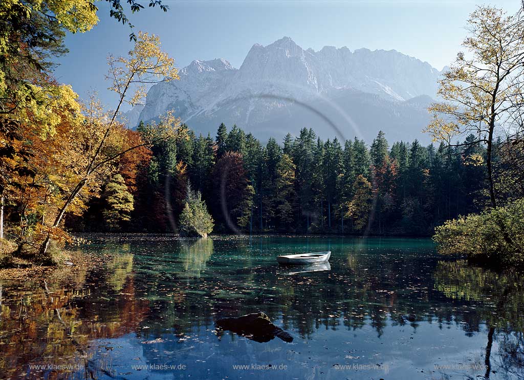 Badersee Blick ueber den klaren Bergsee mit Boot gegen Waxensteine, Karwendelgebirge, Gemeinde Grainau beim Garmisch Paertenkirchen im Herbst; Badersee a mountain lake near Grainau with view to Karwendel rock mass in autumn