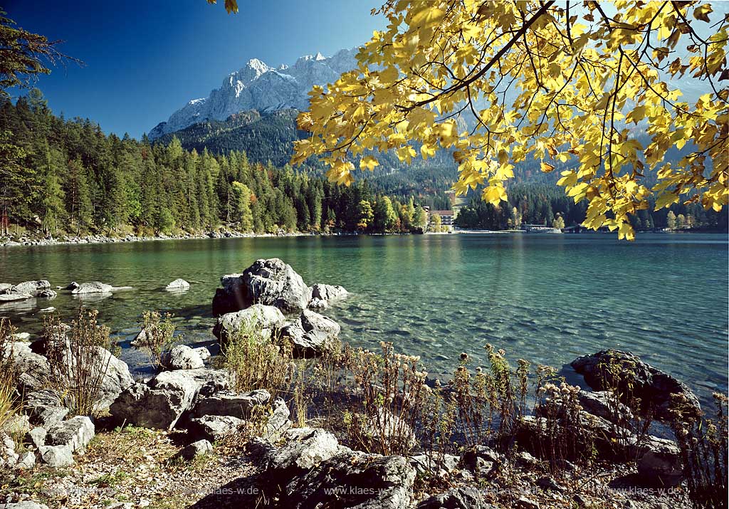 Barmsee Blick ueber den klaren Bergsee mit Karwendelgebirge, Gemeinde Grainau beim Garmisch Paertenkirchen im Herbst; Badersee a mountain lake near Grainau with view to Karwendel rock mass in autumn