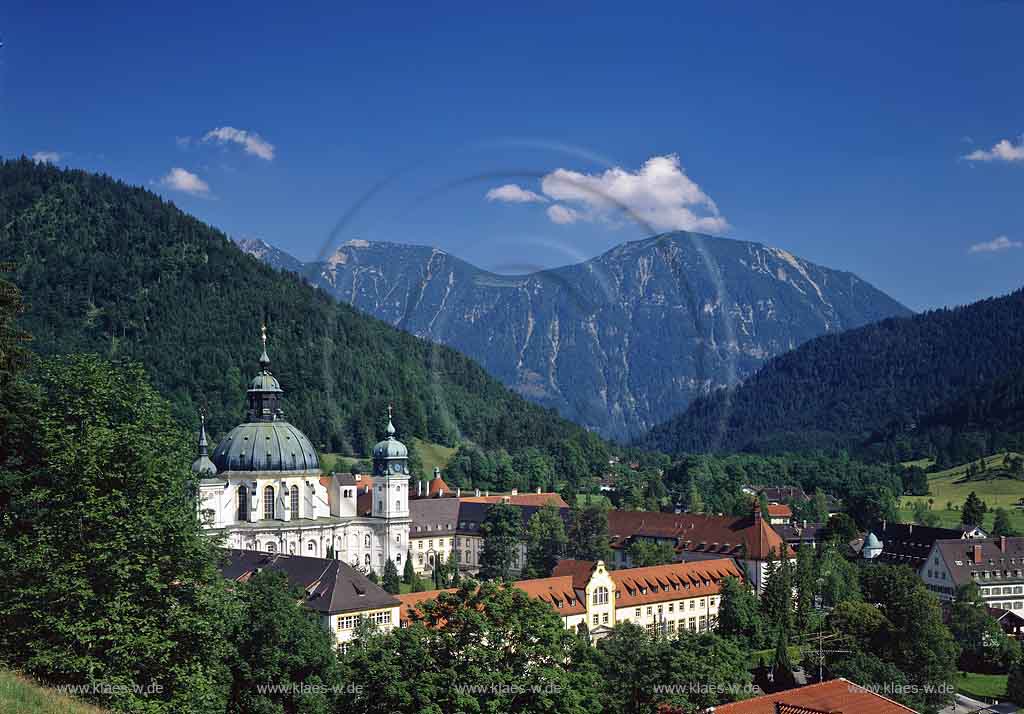 Ettal, Garmisch-Partenkirchen, Oberbayern, Werdenfelser Land, Blick auf Kloster Ettal mit Sicht auf Landschaft und Berge