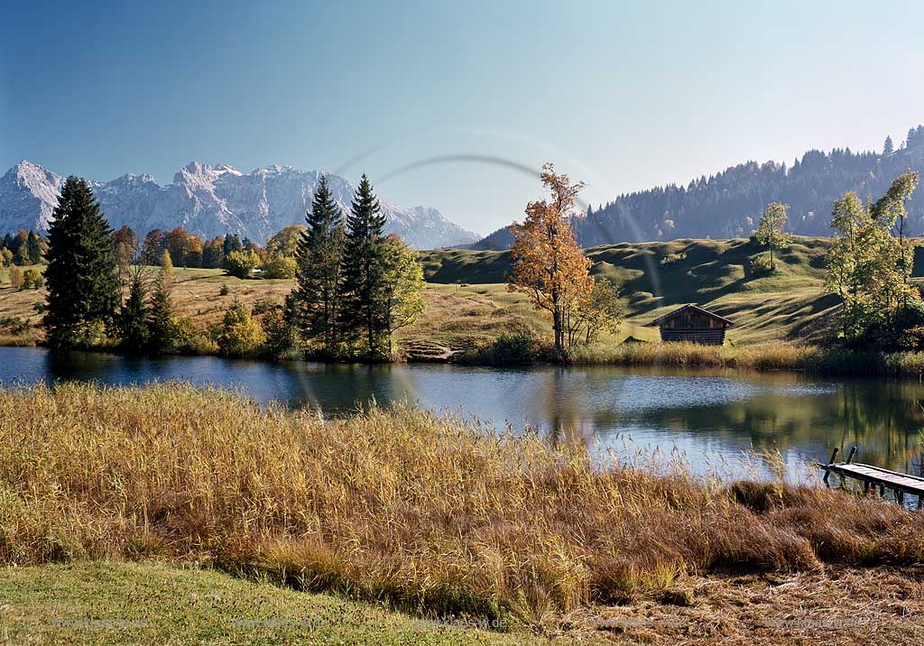 Geroldsee gegen Karwendel in Herbstlandschaft; Lake Geroldsee in autumn landscape with Karwendel rocks in the background 