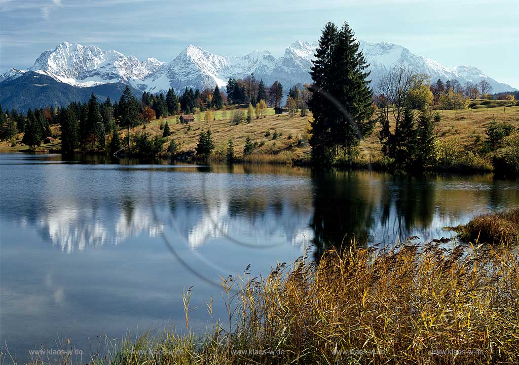 Geroldsee gegen Karwendel in Herbstlandschaft; Lake Geroldsee in autumn landscape with Karwendel rocks in the background 