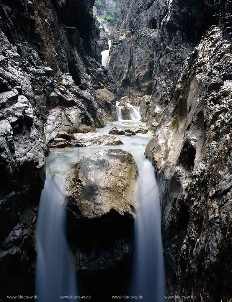 Hammersbach, Wettersteingebirge, Oberbayern, Garmisch-Partenkirchen, Werdenfelser Land, Klamm, Hoellentalklamm, Hllentalklamm, Blick auf Schlucht mit Wasserfall und Wanderern