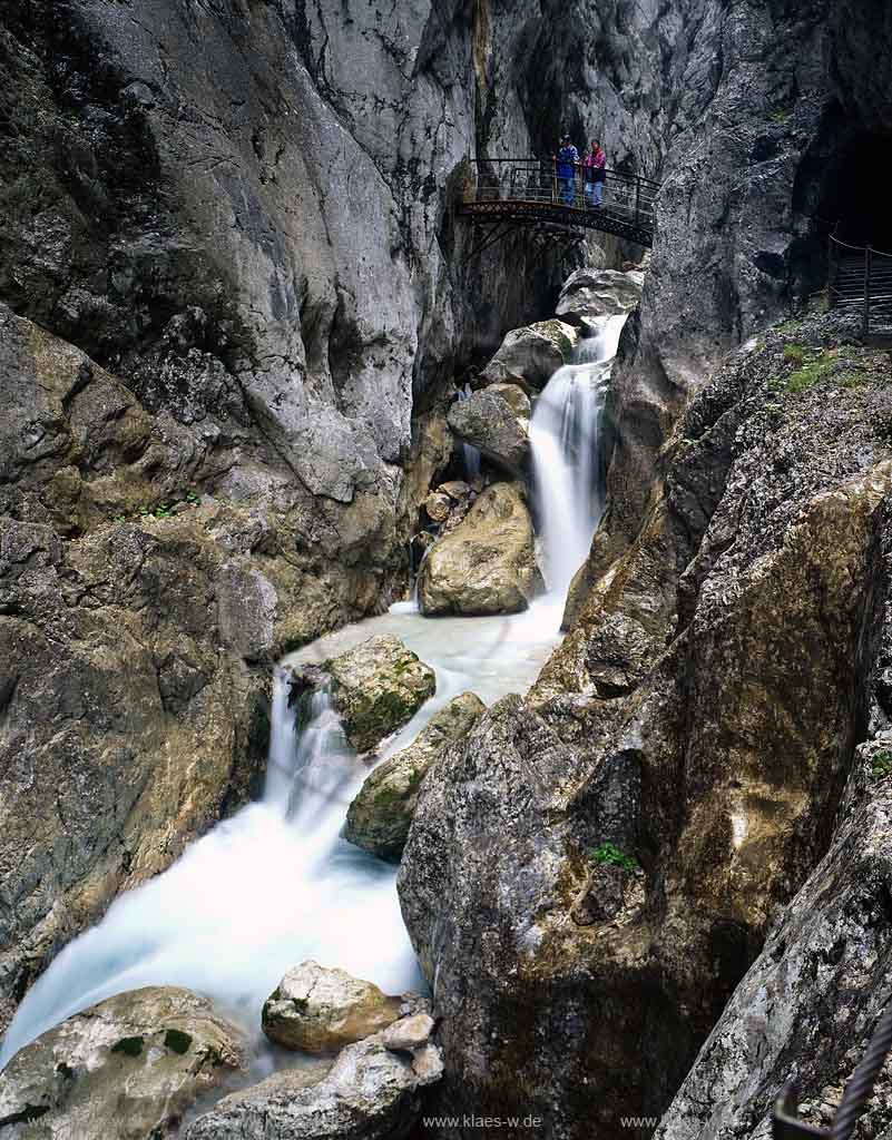 Hammersbach, Wettersteingebirge, Oberbayern, Garmisch-Partenkirchen, Werdenfelser Land, Klamm, Hoellentalklamm, Hllentalklamm, Blick auf Schlucht mit Wasserfall und Wanderern