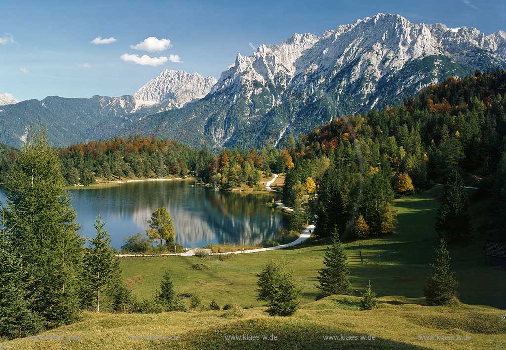 Lautersee bei Mittenwald mit Karwendel und Wetterstein in Herbstlandschaft; Lautersee lake with view to Karwendel and Wetterstein mountains in autumn landscape