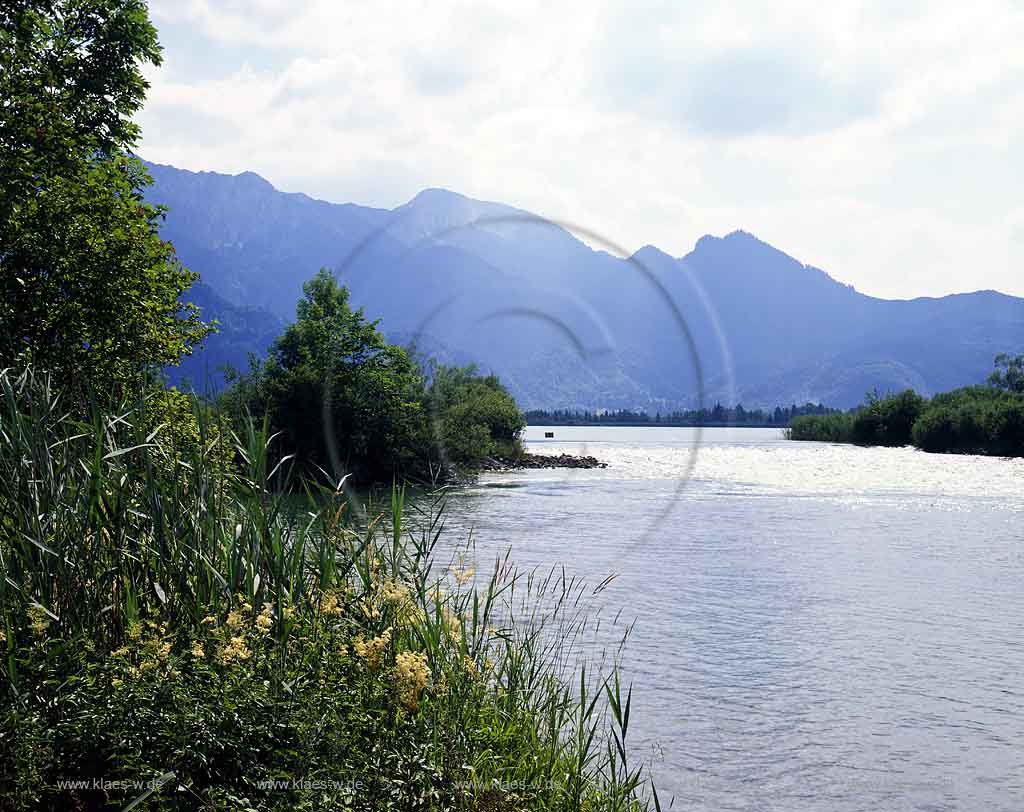 Kochel am See, Werdenfelser Land, Landkreis Bad Toelz-Wolfratshausen, Oberbayern, Blick auf Loisbach mit Sicht auf Landschaft und Berge