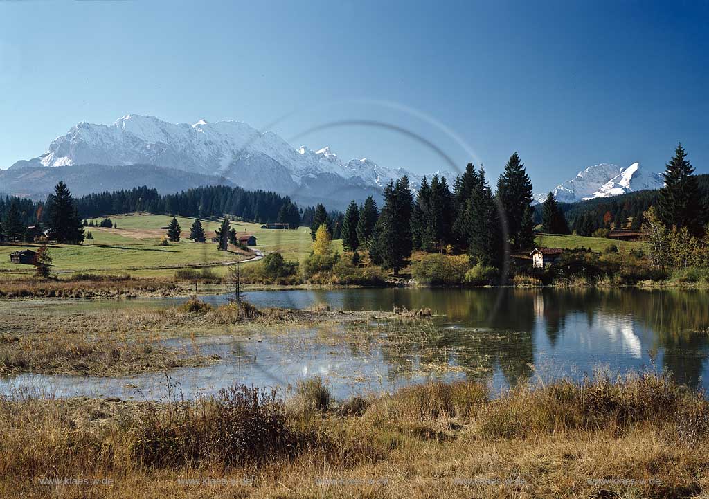 Tennsee bei Mittenwald gegen Wetterstein und Alpspitze in Herbstlandschaft; Tennsee lake with view to Wettterstein and Alpspitze mountains