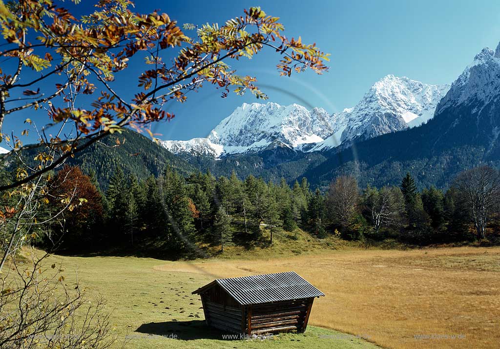 Karwendelgebirge, Blick bei Mittenwald zum Woerner und Tiefkarspitze in Herbstlandschaftmit Almwiese und Almhuette; Karwendel mountains Woerner and Tiefkarspitze in autum landscape with alp and alp cottage