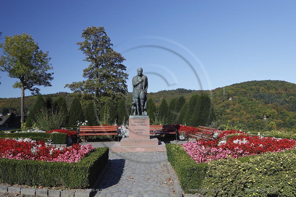 Dillenburg, Schlosspark, Denkmal im Schlosspark zu Ehren Wilhelms von Oranien (1533  1584), eine Bronzestatue auf einem Buntsandsteinsockel, die Wilhelm I. von Oranien darstellt. Sie wurde von Museumsverein, Geschichtsverein und Stadt Dillenburg in Auftrag gegeben und von Ihrer Majestaet Knigin Beatrix der Niederlande im Jahr 2000 feierlich enthuellt. Das Standbild zeigt den Prinzen in der Zeit seines Exils in Dillenburg (1567  1572); Dillenburg, palace garden with a statue of Wilhelm von Oranien.