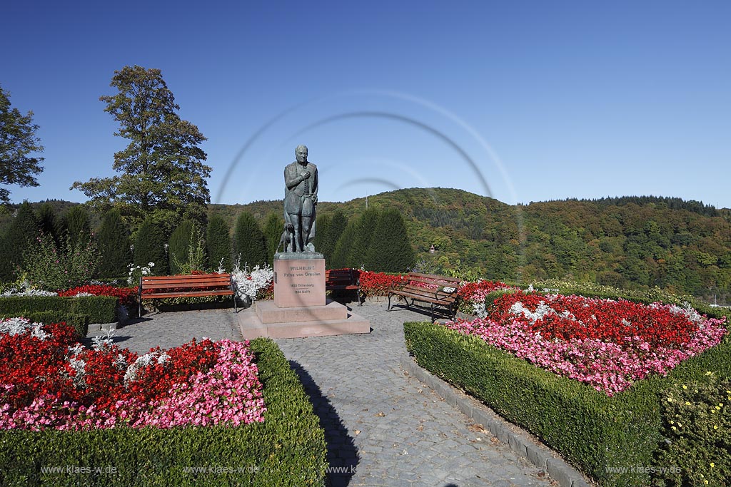 Dillenburg, Schlosspark, Denkmal im Schlosspark zu Ehren Wilhelms von Oranien (1533  1584), eine Bronzestatue auf einem Buntsandsteinsockel, die Wilhelm I. von Oranien darstellt. Sie wurde von Museumsverein, Geschichtsverein und Stadt Dillenburg in Auftrag gegeben und von Ihrer Majestaet Knigin Beatrix der Niederlande im Jahr 2000 feierlich enthuellt. Das Standbild zeigt den Prinzen in der Zeit seines Exils in Dillenburg (1567  1572); Dillenburg, palace garden with a statue of Wilhelm von Oranien.