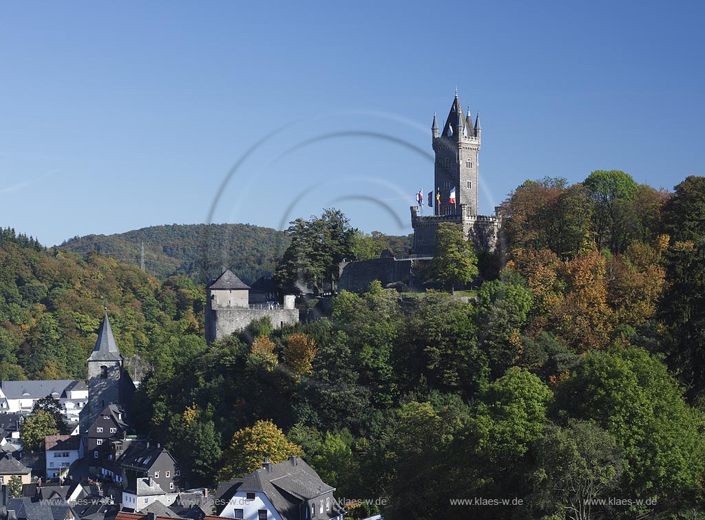 Dillenburg, der Wilhelmsturm ist das heutige Wahrzeichen der Stadt.  In den Jahren 1872 bis 1875 wurde der Wilhelmsturm auf dem ehemaligen oberen Schlosshof nach Plaenen des Baumeisters Friedrich Albert Cremer mit deutsch-niederlaendischer Unterstuetzung errichtet. Heute befindet sich im Inneren des Turmes ein Museum, das vorwiegend Objekte zur Geschichte der Haeuser Nassau und Oranien-Nassau praesentiert: das Leben Wilhelms von Oranien; Dillenburg, tower Wilhelmsturm.