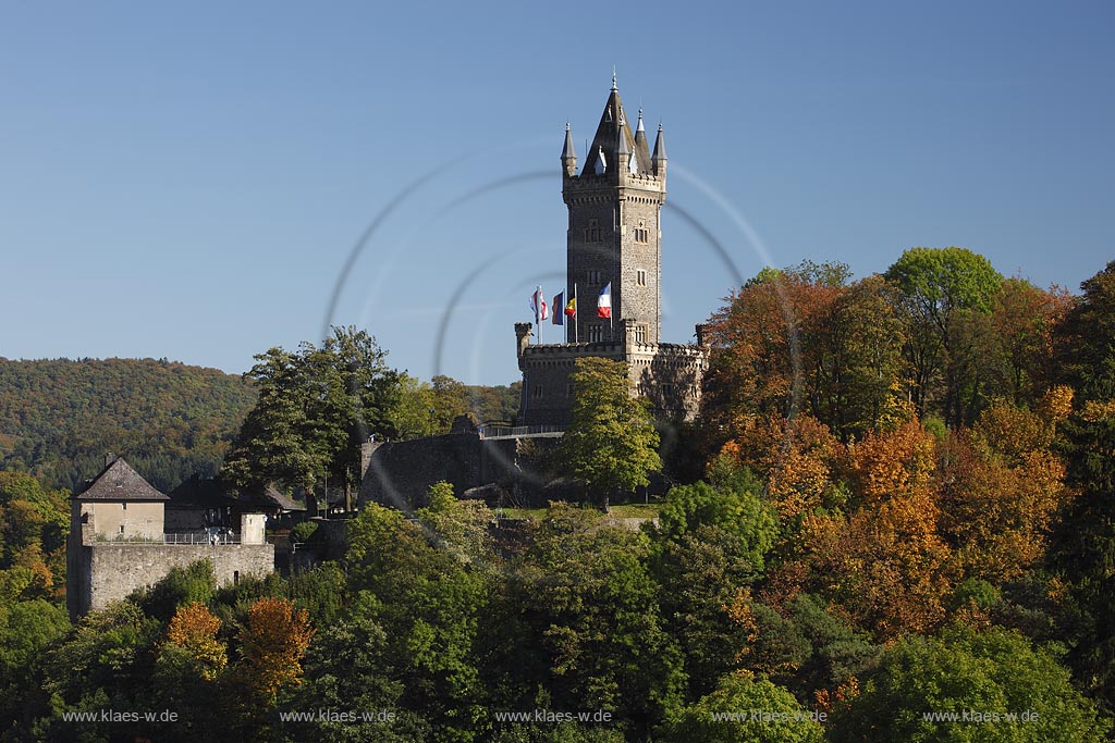 Dillenburg, der Wilhelmsturm ist das heutige Wahrzeichen der Stadt.  In den Jahren 1872 bis 1875 wurde der Wilhelmsturm auf dem ehemaligen oberen Schlosshof nach Plaenen des Baumeisters Friedrich Albert Cremer mit deutsch-niederlaendischer Unterstuetzung errichtet. Heute befindet sich im Inneren des Turmes ein Museum, das vorwiegend Objekte zur Geschichte der Haeuser Nassau und Oranien-Nassau praesentiert: das Leben Wilhelms von Oranien; Dillenburg, tower Wilhelmsturm.