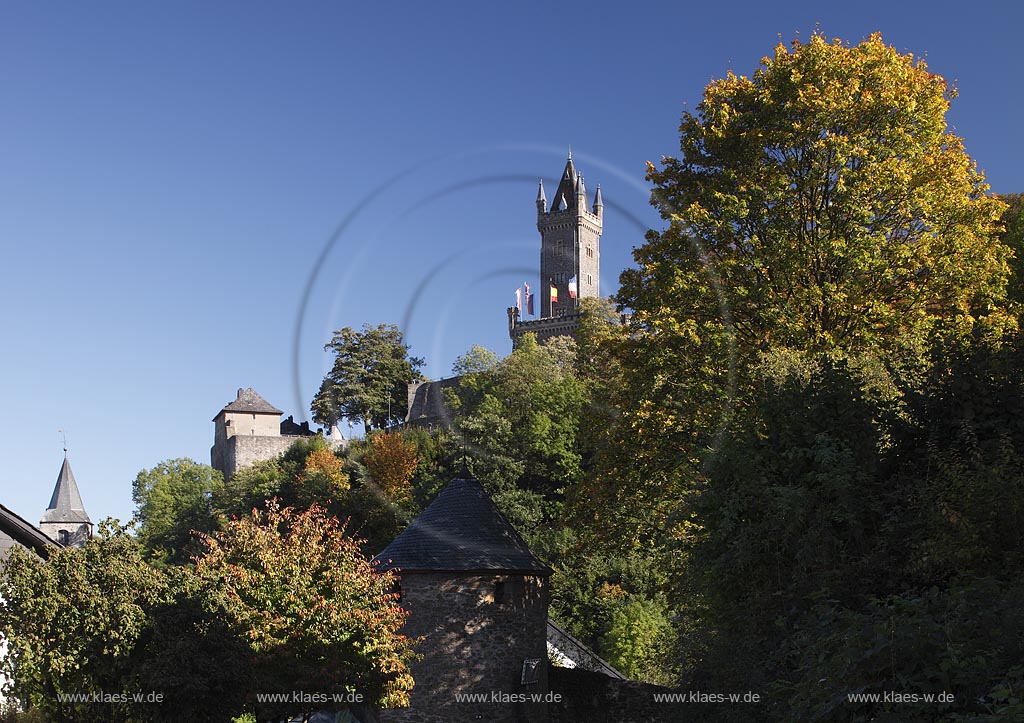 Dillenburg, der Wilhelmsturm ist das heutige Wahrzeichen der Stadt.  In den Jahren 1872 bis 1875 wurde der Wilhelmsturm auf dem ehemaligen oberen Schlosshof nach Plaenen des Baumeisters Friedrich Albert Cremer mit deutsch-niederlaendischer Unterstuetzung errichtet. Heute befindet sich im Inneren des Turmes ein Museum, das vorwiegend Objekte zur Geschichte der Haeuser Nassau und Oranien-Nassau praesentiert: das Leben Wilhelms von Oranien; Dillenburg, tower Wilhelmsturm.