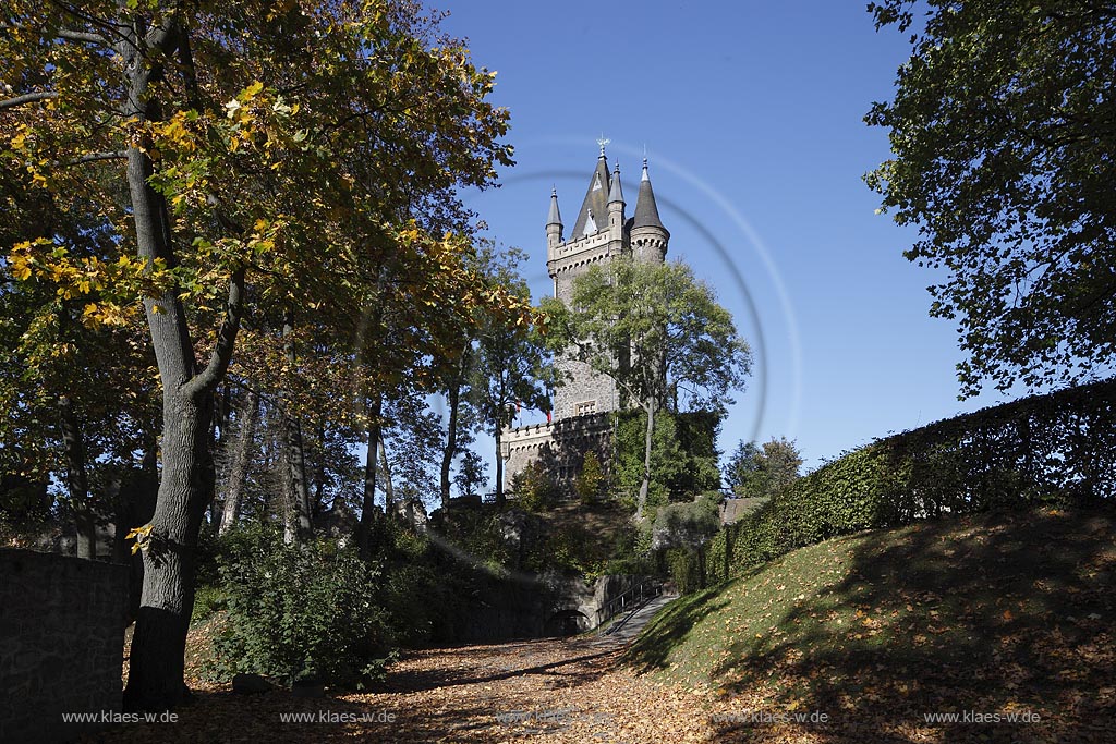 Dillenburg, Schlosspark mit Wilhelmsturm, dem heutigen Wahrzeichen der Stadt. In den Jahren 1872 bis 1875 wurde der Wilhelmsturm auf dem ehemaligen oberen Schlosshof nach Plaenen des Baumeisters Friedrich Albert Cremer mit deutsch-niederlaendischer Unterstuetzung errichtet. Heute befindet sich im Inneren des Turmes ein Museum, das vorwiegend Objekte zur Geschichte der Haeuser Nassau und Oranien-Nassau praesentiert: das Leben Wilhelms von Oranien; Dillenburg, palace garden with tower Wilhelmsturm.