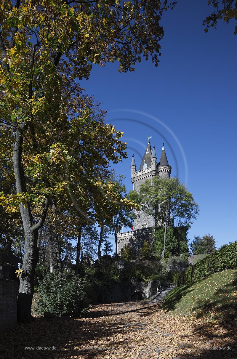 Dillenburg, Schlosspark mit Wilhelmsturm, dem heutigen Wahrzeichen der Stadt. In den Jahren 1872 bis 1875 wurde der Wilhelmsturm auf dem ehemaligen oberen Schlosshof nach Plaenen des Baumeisters Friedrich Albert Cremer mit deutsch-niederlaendischer Unterstuetzung errichtet. Heute befindet sich im Inneren des Turmes ein Museum, das vorwiegend Objekte zur Geschichte der Haeuser Nassau und Oranien-Nassau praesentiert: das Leben Wilhelms von Oranien; Dillenburg, palace garden with tower Wilhelmsturm.