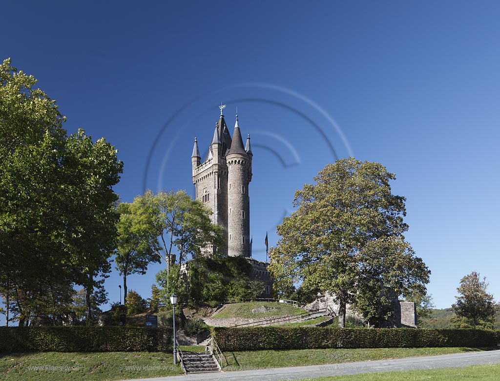 Dillenburg, Schlosspark mit Wilhelmsturm, dem heutigen Wahrzeichen der Stadt. In den Jahren 1872 bis 1875 wurde der Wilhelmsturm auf dem ehemaligen oberen Schlosshof nach Plaenen des Baumeisters Friedrich Albert Cremer mit deutsch-niederlaendischer Unterstuetzung errichtet. Heute befindet sich im Inneren des Turmes ein Museum, das vorwiegend Objekte zur Geschichte der Haeuser Nassau und Oranien-Nassau praesentiert: das Leben Wilhelms von Oranien; Dillenburg, palace garden with tower Wilhelmsturm.