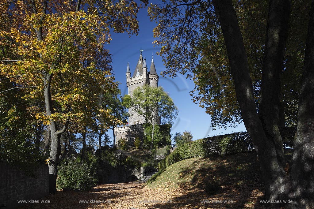 Dillenburg, Schlosspark mit Wilhelmsturm, dem heutigen Wahrzeichen der Stadt. In den Jahren 1872 bis 1875 wurde der Wilhelmsturm auf dem ehemaligen oberen Schlosshof nach Plaenen des Baumeisters Friedrich Albert Cremer mit deutsch-niederlaendischer Unterstuetzung errichtet. Heute befindet sich im Inneren des Turmes ein Museum, das vorwiegend Objekte zur Geschichte der Haeuser Nassau und Oranien-Nassau praesentiert: das Leben Wilhelms von Oranien; Dillenburg, palace garden with tower Wilhelmsturm.