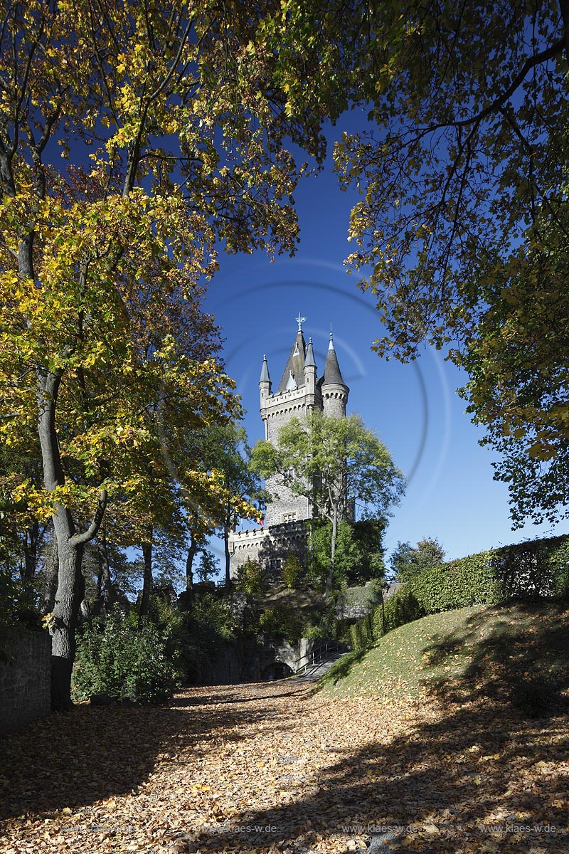 Dillenburg, Schlosspark mit Wilhelmsturm, dem heutigen Wahrzeichen der Stadt. In den Jahren 1872 bis 1875 wurde der Wilhelmsturm auf dem ehemaligen oberen Schlosshof nach Plaenen des Baumeisters Friedrich Albert Cremer mit deutsch-niederlaendischer Unterstuetzung errichtet. Heute befindet sich im Inneren des Turmes ein Museum, das vorwiegend Objekte zur Geschichte der Haeuser Nassau und Oranien-Nassau praesentiert: das Leben Wilhelms von Oranien; Dillenburg, palace garden with tower Wilhelmsturm.