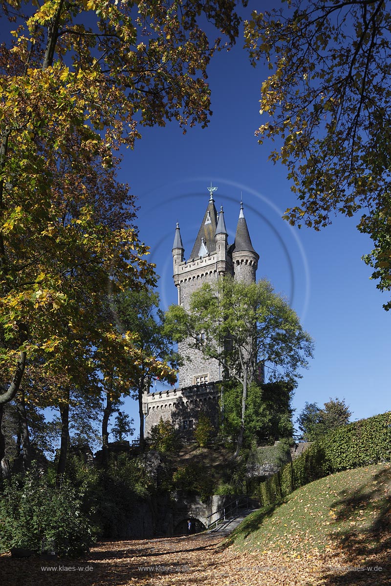 Dillenburg, Schlosspark mit Wilhelmsturm, dem heutigen Wahrzeichen der Stadt. In den Jahren 1872 bis 1875 wurde der Wilhelmsturm auf dem ehemaligen oberen Schlosshof nach Plaenen des Baumeisters Friedrich Albert Cremer mit deutsch-niederlaendischer Unterstuetzung errichtet. Heute befindet sich im Inneren des Turmes ein Museum, das vorwiegend Objekte zur Geschichte der Haeuser Nassau und Oranien-Nassau praesentiert: das Leben Wilhelms von Oranien; Dillenburg, palace garden with tower Wilhelmsturm.