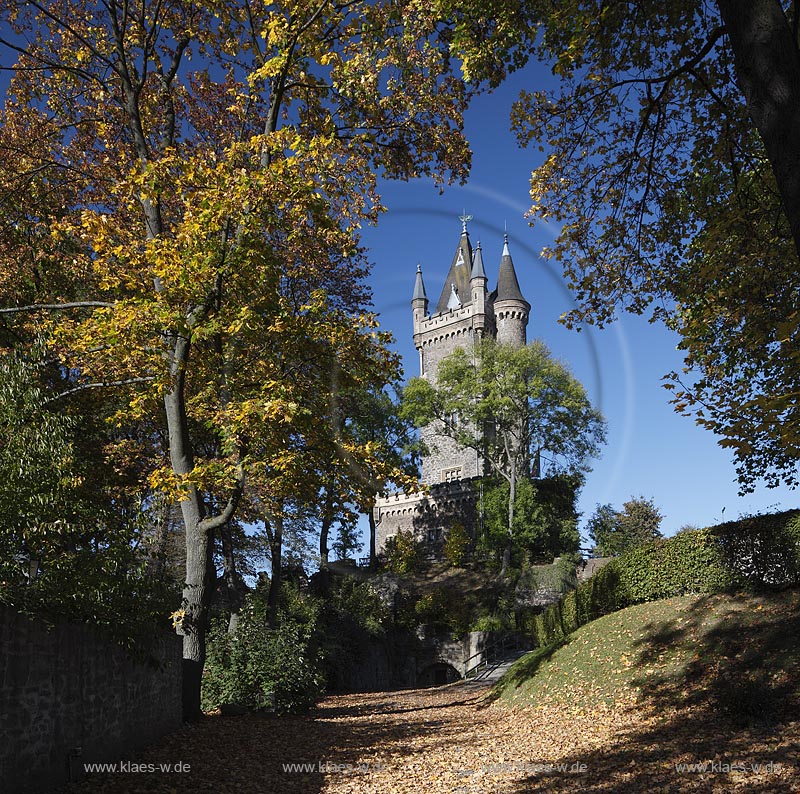 Dillenburg, Schlosspark mit Wilhelmsturm, dem heutigen Wahrzeichen der Stadt. In den Jahren 1872 bis 1875 wurde der Wilhelmsturm auf dem ehemaligen oberen Schlosshof nach Plaenen des Baumeisters Friedrich Albert Cremer mit deutsch-niederlaendischer Unterstuetzung errichtet. Heute befindet sich im Inneren des Turmes ein Museum, das vorwiegend Objekte zur Geschichte der Haeuser Nassau und Oranien-Nassau praesentiert: das Leben Wilhelms von Oranien; Dillenburg, palace garden with tower Wilhelmsturm.