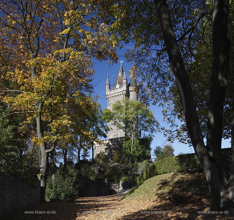 Dillenburg, Schlosspark mit Wilhelmsturm, dem heutigen Wahrzeichen der Stadt. In den Jahren 1872 bis 1875 wurde der Wilhelmsturm auf dem ehemaligen oberen Schlosshof nach Plaenen des Baumeisters Friedrich Albert Cremer mit deutsch-niederlaendischer Unterstuetzung errichtet. Heute befindet sich im Inneren des Turmes ein Museum, das vorwiegend Objekte zur Geschichte der Haeuser Nassau und Oranien-Nassau praesentiert: das Leben Wilhelms von Oranien; Dillenburg, palace garden with tower Wilhelmsturm.