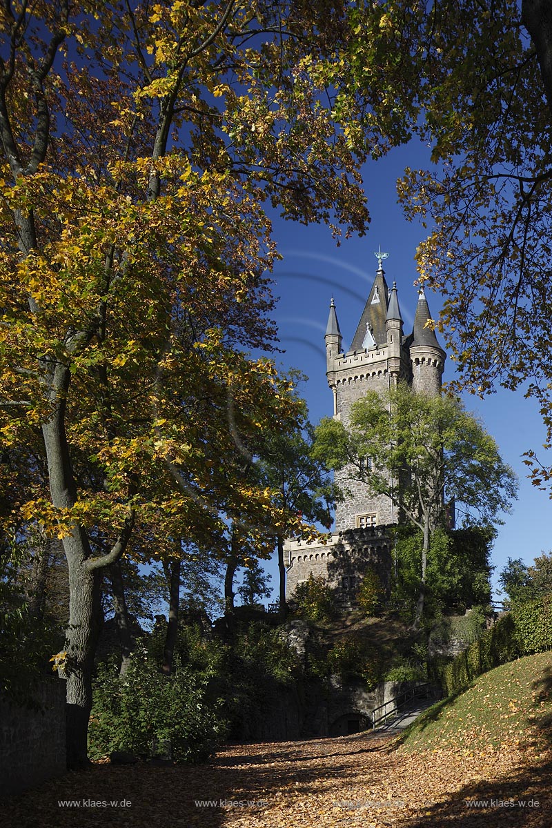 Dillenburg, Schlosspark mit Wilhelmsturm, dem heutigen Wahrzeichen der Stadt. In den Jahren 1872 bis 1875 wurde der Wilhelmsturm auf dem ehemaligen oberen Schlosshof nach Plaenen des Baumeisters Friedrich Albert Cremer mit deutsch-niederlaendischer Unterstuetzung errichtet. Heute befindet sich im Inneren des Turmes ein Museum, das vorwiegend Objekte zur Geschichte der Haeuser Nassau und Oranien-Nassau praesentiert: das Leben Wilhelms von Oranien; Dillenburg, palace garden with tower Wilhelmsturm.