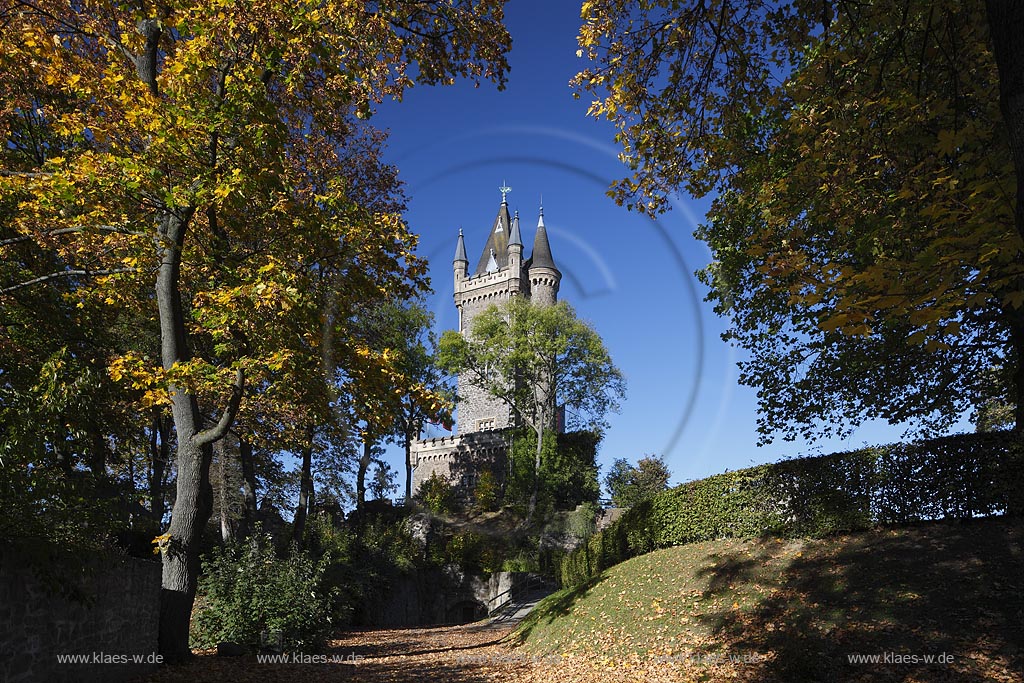 Dillenburg, Schlosspark mit Wilhelmsturm, dem heutigen Wahrzeichen der Stadt. In den Jahren 1872 bis 1875 wurde der Wilhelmsturm auf dem ehemaligen oberen Schlosshof nach Plaenen des Baumeisters Friedrich Albert Cremer mit deutsch-niederlaendischer Unterstuetzung errichtet. Heute befindet sich im Inneren des Turmes ein Museum, das vorwiegend Objekte zur Geschichte der Haeuser Nassau und Oranien-Nassau praesentiert: das Leben Wilhelms von Oranien; Dillenburg, palace garden with tower Wilhelmsturm.