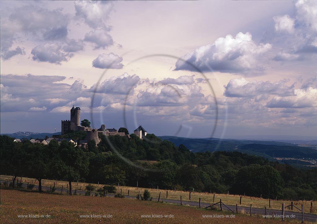 Greifenstein, Gieen, Blick auf Burgruine Greifenstein und Landschaft, Lahn-Dill-Kreis, Hessen