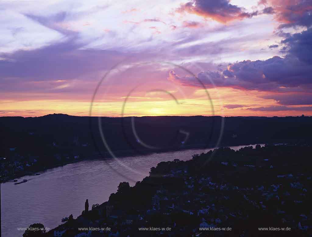 Erpel, Landkreis Neuwied, Westerwald, Unkel, Blick vom Erpeler Ley, Basaltfels, auf Rhein und Ort im Abendlicht 