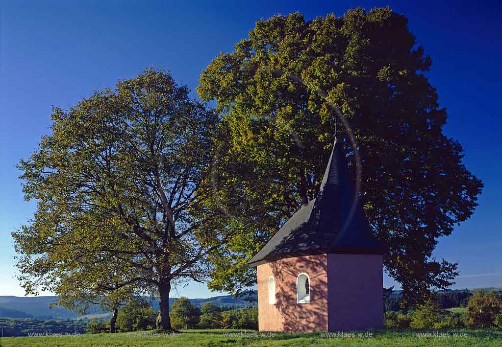 Friesenhagen, Landkreis Altenkirchen, Westerwald, Kirchen, Blick auf rote Kapelle