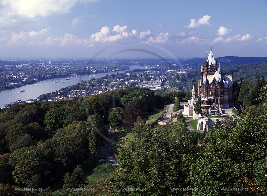 Knigswinter, Koenigswinter, Rhein-Sieg-Kreis, Mittelrhein, Blick auf Drachenburg mit Sicht auf Rhein, Stadt und Landschaft