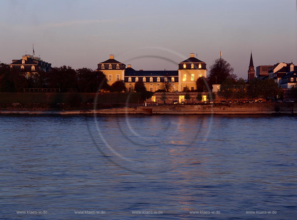 Neuwied, Rheinland-Pfalz, Mittelrhein, Landkreis Neuwied, Blick ber, ueber Rhein auf Schloss Neuwied in Abendstimmung